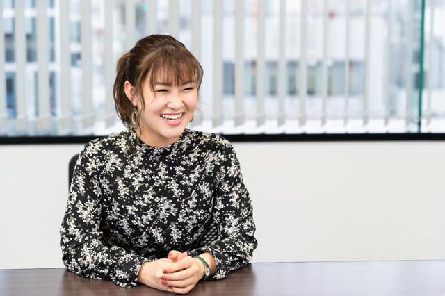 画像: インタビュー中も終始「佳菜子スマイル」。ダンスではリズムの取り方や裏の音の取り方を学び、現役時代もプロスケーターの現在でも、とても役に立っているそうです。質問に丁寧に、元気よく、答えていただく姿勢にとても好感がもてます