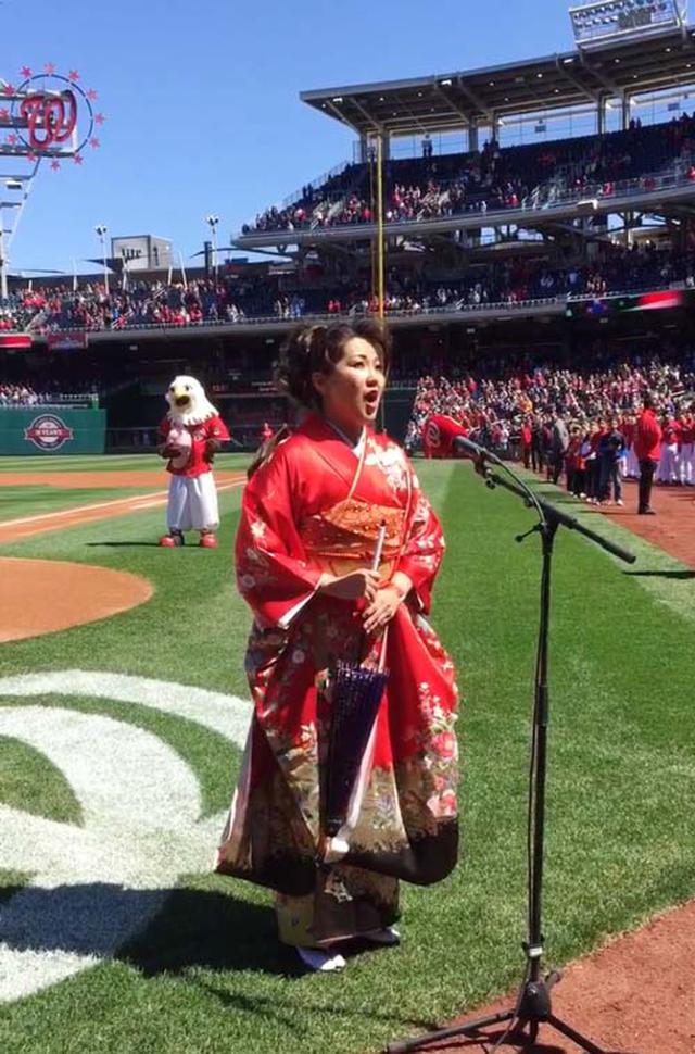 画像: 米・大リーグの始球式でアメリカ国歌を斉唱