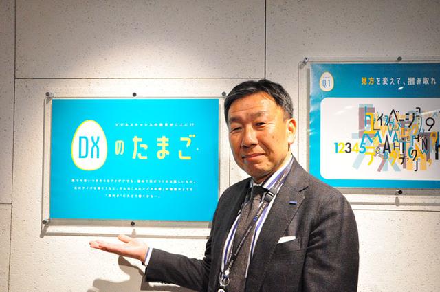 画像: 「コミュニケーションエリアの壁にはこのようにクイズで頭を休めていただける試みもあります。考えが煮詰まったときの‶息抜き”などにご利用いただけます」(ユニアデックス社長 東常夫)