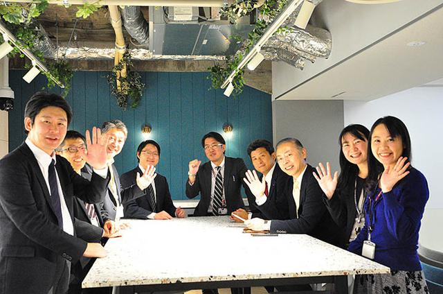 画像: カフェエリアの大型テーブルにて。準備スタッフたちです。たくさんの皆さまにお越し頂けるよう準備を進めています