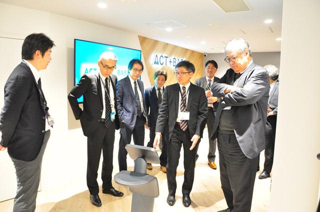 画像: 「ACT+BASE」の案内用ロボットとしてだけでなく、「遠隔対話、テレプレゼンス、追従、自動マッピング、自律移動、Alexa連携、店舗案内」など可能性を広げての利用が可能です。