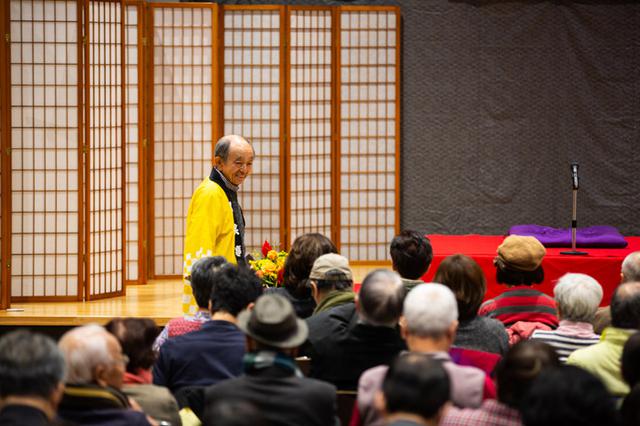 画像: 寄席が始まる前に、馴染みのお客さんに声をかけ、不備がないか見て回る小林さん