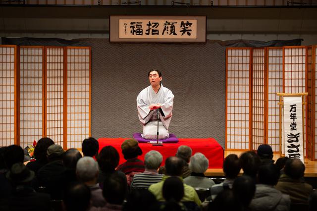 画像: 介護など今注目の話題を取り入れた自作の噺で笑わせる万年堂きさ馬