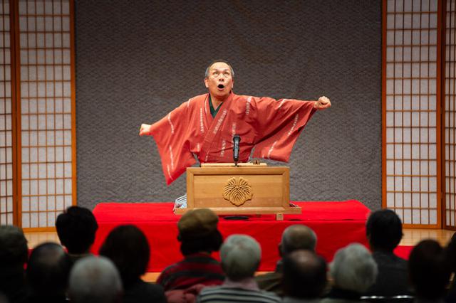 画像: 「地獄八景亡者の戯れ」の一場面。本日のトリ河内家るぱんが会場を笑いに包む