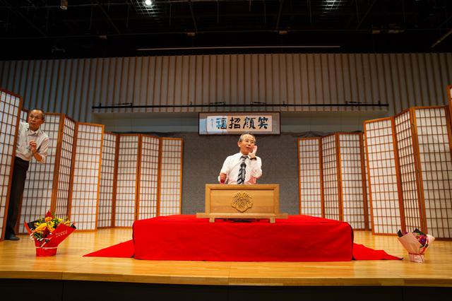 画像: 普段、薬の営業を仕事にしている久寿里菊之助さんも、仕事を終えてリハーサルに加わる