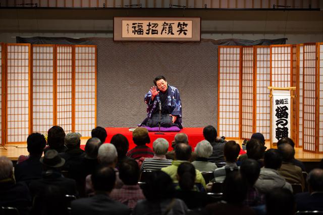 画像: 喋りだけでなく、ノリノリの歌も好評だった三崎家桜の輔「カラオケ病院」
