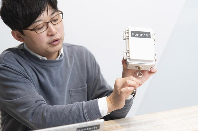 画像: 磁石つきのフックが付属。これが檻と紐でつながっている。シンプルな構造が実用性を発揮する。 本体価格:33,800円(税抜き)、システム利用料・通信料:月額980円/台