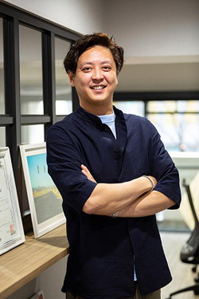 画像: プロフィール 株式会社メッシュウェル 代表取締役 窪田 光平(くぼた こうへい) 東京都出身。学生時代からアパレル小売専門店で店頭販売と仕入業務を積極的に経験し、大学卒業後は丸紅株式会社にて衣料品貿易業務に携わる。その後、両親の経営する大手アパレル・株式会社ベイクルーズに入社。EC事業の拡大、経営企画、新規ブランド開発を経験し、2018年アメリカ・ボストンのBabson CollegeにてMBA修了、株式会社メッシュウェルを創業。接客という高付加価値サービスをより多くのお客さまに楽しんでいただくために、社会変化に呼応したタレント(個人販売員)採用システムを構築し、ファッションコミュニティーを活性化させることに挑戦している。