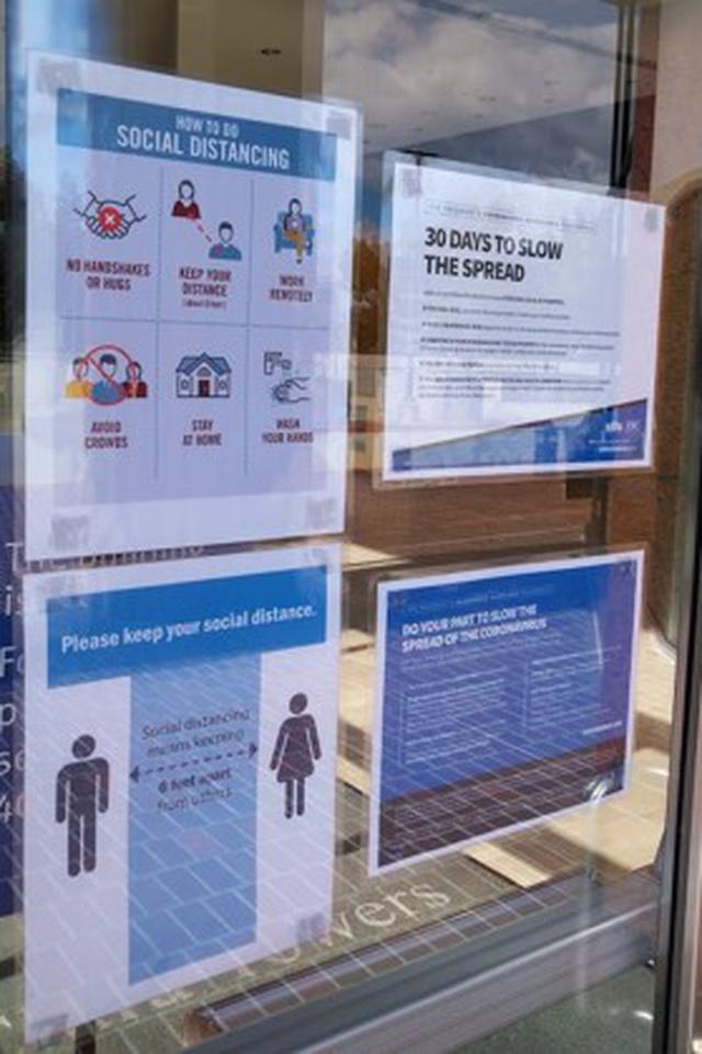 画像: 詳細なソーシャルルールが掲示されています