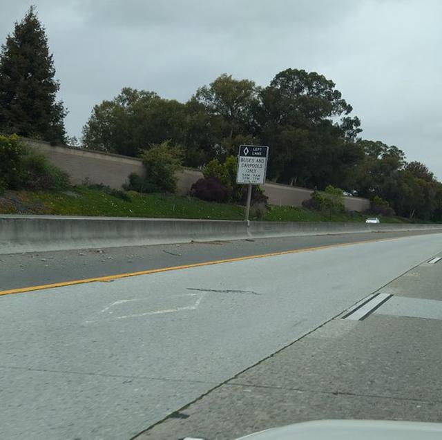 画像: Carpool Lane Tesraこぼれ話。Tesra所有の方は大体2台目で購入しているとか。シリコンバレー内には至るところに充電ステーションもあるため、さほど苦労せず、充電が可能。Tesraのスーパーチャージャーは約2時間でフル充電可能。しかし、シリコンバレーを抜けてしまうと充電場所に気を配らせなければならないので、普段の通勤や街乗りをTesra車、それ以外を別の車で使い分けるらしい。