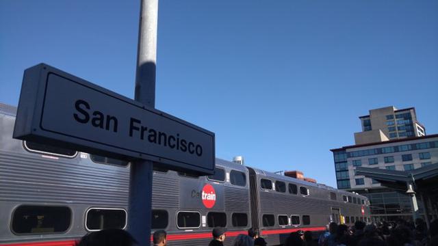 画像: Caltrain。シリコンバレー(サンフランシスコからギルロイ までの約77マイル<約124㎞>)を横断している郊外向けの通勤列車