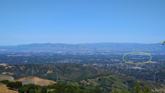 画像: シリコンバレーの景色、緑が多いです。円の中は、巨大なApple Park、オフィスです