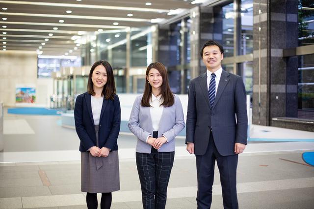 画像: ユニアデックス 本社採用担当メンバー、右から、渡辺、山元、前田。本社ロビーで撮影