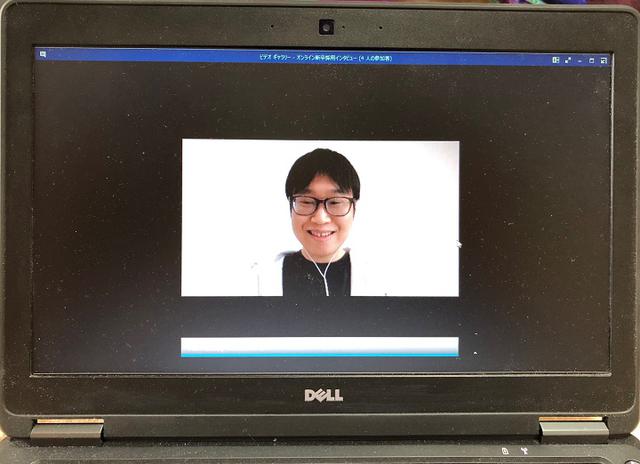 画像: 未来サービス研究所 山田。先輩なのでラフな服装です