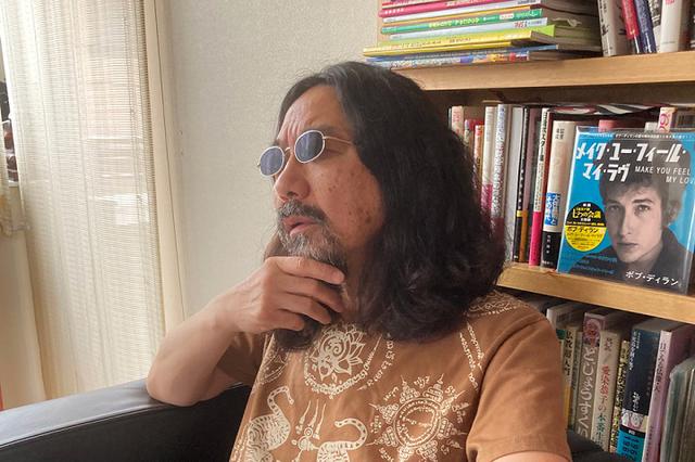 画像: ステイホームを「ホームステイ」と読み替えて、心の中の「マイ・インド」に旅立ったみうらじゅんさん。髭や髪が伸びているのは、“修行の一環”とのこと