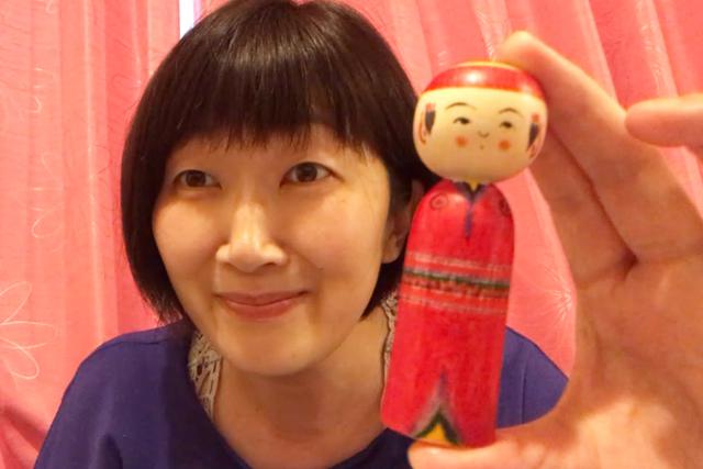 画像: オンライン取材時に「弥次郎こけし」を紹介してくれた川村エミコさん。弥次郎こけしは、宮城県弥次郎地区発祥のこけしで、あどけない表情も特徴の1つ