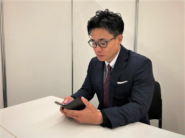 画像: 清水さんはこのようにスマホやタブレットで『キングダム』を読んでいるそうです