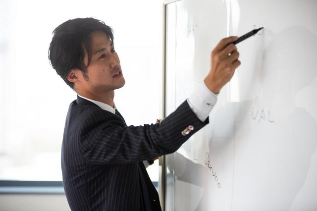 画像: 2008年入社。IT機器のメーカーなどと協業するアライアンスセールスのグループマネジャー。当社に落ち度があるトラブルにもかかわらず、お客さまから「よくがんばってくれた」とお褒めの言葉をいただいた経験が忘れられない。部署の垣根を越えた総動員の協力のおかげだった。以来「緊急時は自分の仕事じゃなくても助ける」と決めている。