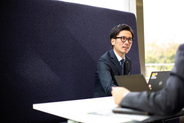 画像: 2015年入社の営業で関東圏の文教市場を担当する。月2回ぐらいのペースで会社の先輩たちとフットサルの練習も。