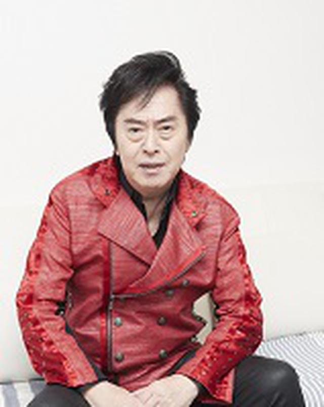 画像: ■プロフィール 水木 一郎(みずき いちろう) アニメソングのパイオニアであり、「アニキ」の愛称で親しまれ、今なおトップを走り続ける「アニメソング界の帝王」。1968年にデビュー以来、1971年の『原始少年リュウ』主題歌に始まり、『マジンガーZ』『宇宙海賊キャプテンハーロック』や『仮面ライダー』シリーズなど持ち歌は1200曲超。1999年には、前人未到の「24時間1000曲ライブ」を成功させ、「日本で一番多くの曲を歌った単独ライブ」として音楽史に足跡を残す。2010年「上海国際博覧会」、2015年「日・中米交流年」開幕記念ライブなど国際交流の一翼を担う。子どもたちに夢と希望を与え続けて半世紀。アニメソングという宝を世界に広め、次の世代に継承するべく、新たなる挑戦は続く……。 水木一郎公式ホームページ 水木一郎公式ツイッター