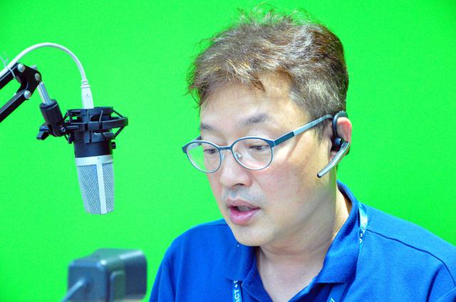 画像: ユニアデックスのエバンジェリスト高橋優亮。DJブースのような設備を調整中