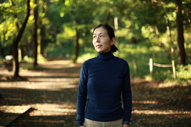 画像: ライター 阿部 直美(あべ なおみ)さん 1970年群馬県生まれ。獨協大学外国語学部ドイツ語学科卒。人の弁当が見たい、撮りたい、という夫・了とともに手作り弁当を求めて日本全国へ旅に出るようになる。著書に夫婦の共著で『おべんとうの時間1~4』(木楽舎)、『手仕事のはなし』(河出書房新社)。写真家・芥川仁氏と日本各地の里山を訪れて、土地に根差した暮らしを取材した『里の時間』(岩波新書・共著)も。2020年6月に『おべんとうの時間がきらいだった』(岩波書店)を刊行。
