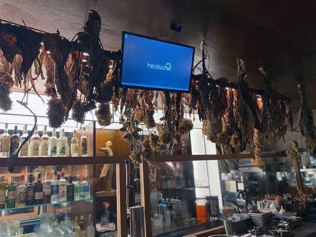 画像: 店内にはカラオケも。奥に見えるのはクラーク博士像
