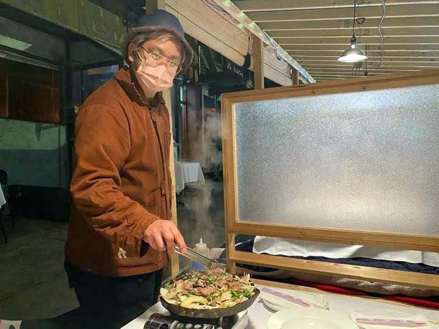 画像: ジンギスカンを焼く金山さん。金山さん自らが、目の前で焼いてくださいましたー!