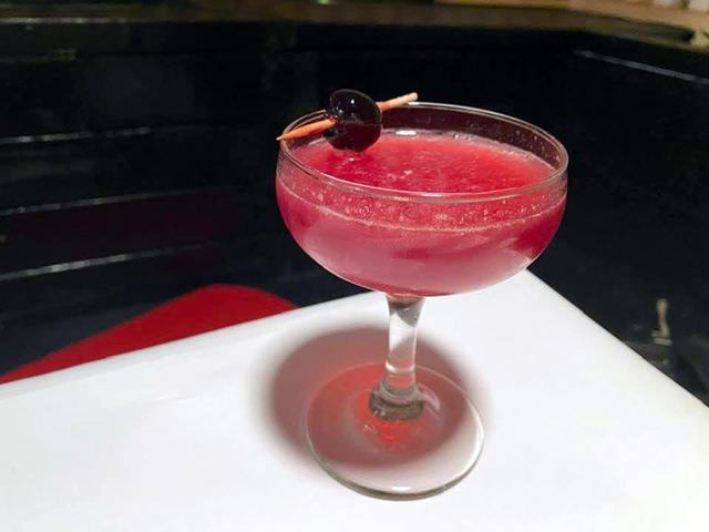 画像: SAKURAサワー。ジュエリーのような色、さっぱりとした甘さであまりにも飲みやすく、お酒に弱いミキティのグラスも空に