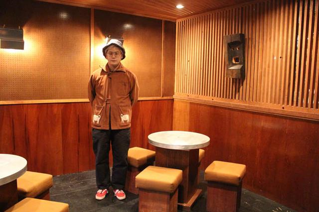 画像: こだわりのドクター・クラーク店内とユニフォーム。金山さんが着ているユニフォームはニューヨークを拠点に活動するデザイナー、エミリー・アダムス・ボーディのブランド「BODE」のもの。金山さんの手書きが、そのまま刺繍になっています
