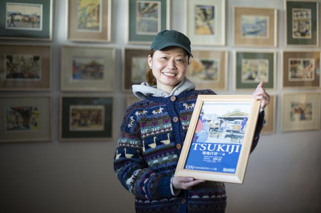 画像: (写真上)山本さんが働いていた築地市場時代の喫茶店「岩田」。常連さんたちが和やかに過ごす様子が伝わる。(下)「築地市場がなくなる前に、どうしても風景を記録したかった」と、山本さん