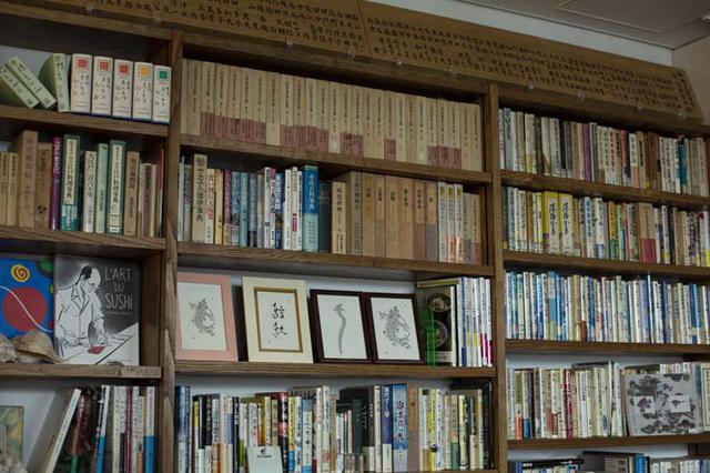 画像: 書棚には、魚や水産物に特化した本や資料が並ぶ。棚は青森県産のクリの木で作ってもらった特注品