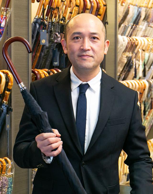 画像: プロフィール:株式会社前原光榮商店 代表取締役 前原慎史(まえはら しんじ) 1973年生まれ、東京都出身。高校卒業後、アメリカ・カリフォルニア州に留学し、1997年に帰国。同年に前原光榮商店に入社後、父が急逝したのを機に同年代表取締役に就任。忘れ物防止タグ「MAMORIO」付属の傘や、「エヴァンゲリオン」「となりのトトロ」「吉田カバン」といった他業種とコラボレーションした傘を販売。