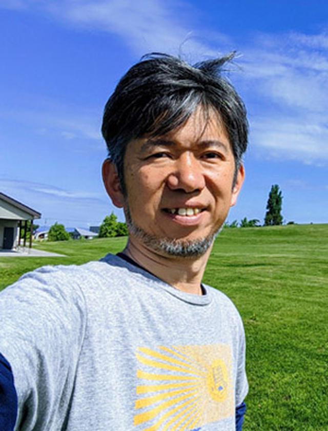 画像: 山平哲也プロフィール: 雪川醸造合同会社 代表 / 北海道東川町地域おこし協力隊。2020年3月末に自分のワイナリーを立ち上げるために東京の下町深川から北海道の大雪山系の麓にある東川町に移住。移住前はITサービス企業でIoTビジネスの事業開発責任者、ネットワーク技術部門責任者を歴任。早稲田大学ビジネススクール修了。IT関連企業の新規事業検討・立案の開発支援も行っている。60カ国を訪問した旅好き。毎日ワインを欠かさず飲むほどのワイン好き。