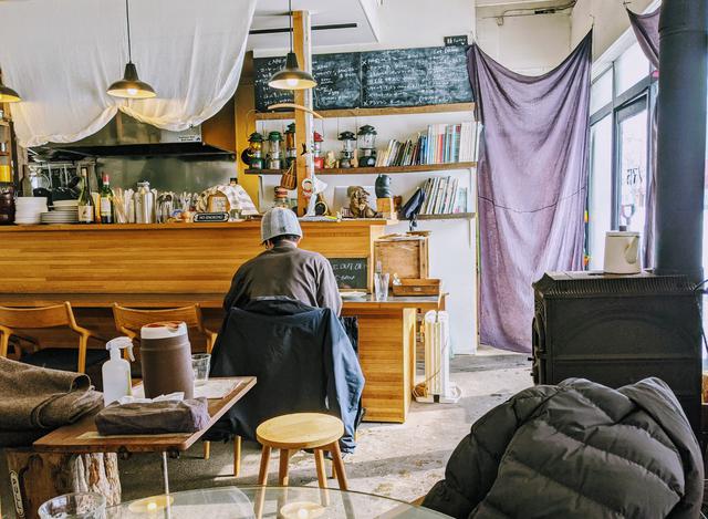 画像: 東川町には居心地の良いカフェがあり、その多くは移住者がオープンしています。これは自宅近くのカフェです