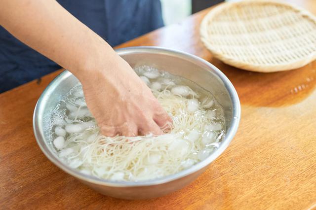 画像: 3 そうめんを氷水で締める