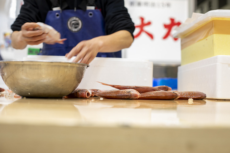 画像1: 創業は明治15年。老舗の誇りを未来へ:豊洲市場「大力商店」5代目・原田勝さん