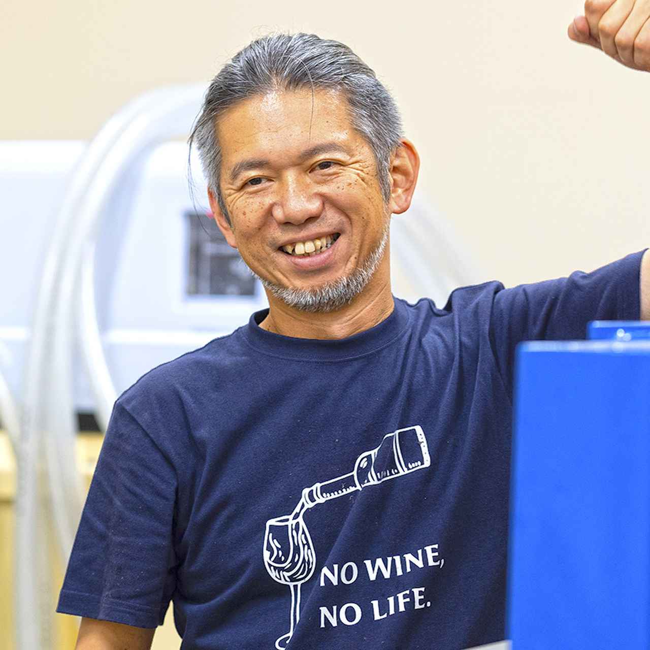 画像: 山平哲也プロフィール: 雪川醸造合同会社代表 / 情報経営イノベーション専門職大学 客員教授。ワイナリーを立ち上げるため2020年に東京から北海道の大雪山系の麓にある東川町に移住。大阪出身。移住前はITサービス企業でIoT事業開発責任者、ネットワーク技術部門責任者等を歴任。パラレルワークでIT企業の新事業検討・開発を支援。早稲田大学ビジネススクール修了。61カ国を訪問した旅好きでニュージーランド、南アフリカでもワインをつくっている。毎日ワインを飲むほど好き。