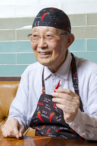 画像: 【プロフィール】 内藤とうがらしプロジェクトリーダー 成田 重行（なりた しげゆき） 大手電機機器メーカー オムロンを定年退職後、地域開発プロデューサーとして全国各地の町おこしに携わる。2010年に内藤とうがらしプロジェクトを立ち上げ、とうがらしの栽培や食育、ブランディングなど多方面からプロジェクトをけん引している。