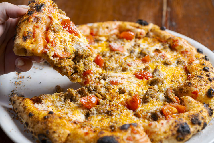 画像: 内藤とうがらしは豊かな香りとうまみが特徴。そばの薬味やピザなど、和洋問わずあらゆる料理によく合う