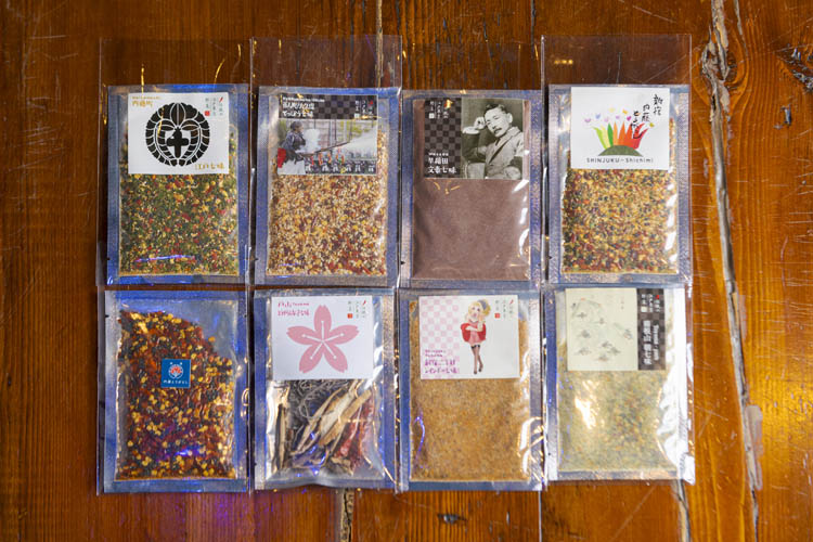 画像: 「早稲田文豪七味」や「新宿二丁目レインボー七味」など、新宿界隈の地域の特色をモチーフにした七味も販売している