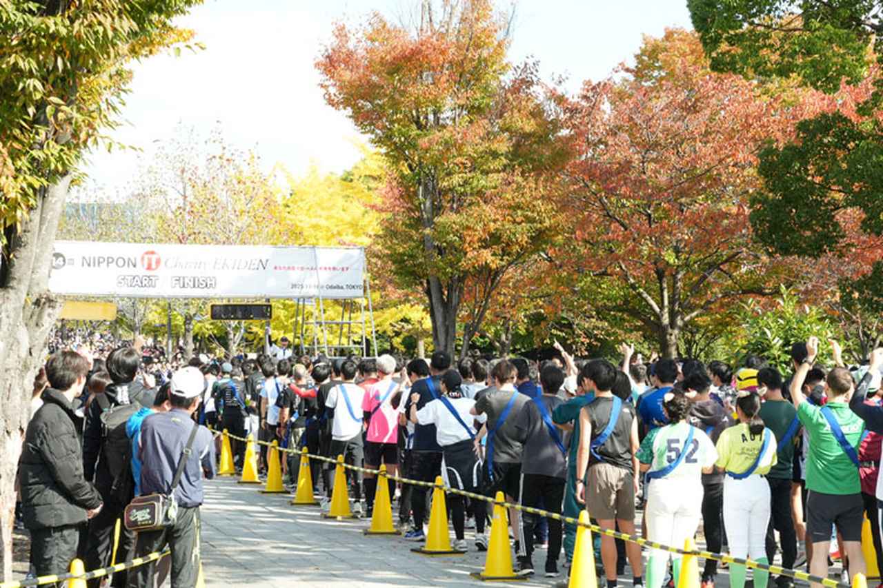 画像: 全体的に幅が細いコースなので、スタート直前はこのように大行列になります