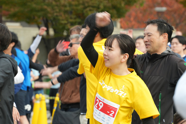 画像: 走る前は恒例のチャック体操。数百人の選手が円形のセントラル広場に集まり、かなり本気で準備運動をします。けがは禁物ですからね