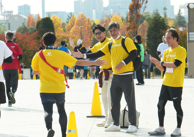 画像: 走った後は、すかさず応援に。広い場所なのでこのようにランナーとも交流できます