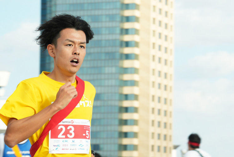 画像: 中学、高校で陸上部に所属していたそうで、どうりで走りっぷりが◎。普段からも業務の前後や休日に健康のためランニングをしているそう（週に2回ほど）。しかし「3㎞を甘く見ていて、とにかく上り坂がきつい！」と思っている時の写真です