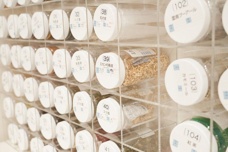 画像: 鈴木先生も講師を務める薬日本堂漢方スクールの教室内には、漢方食材がずらり