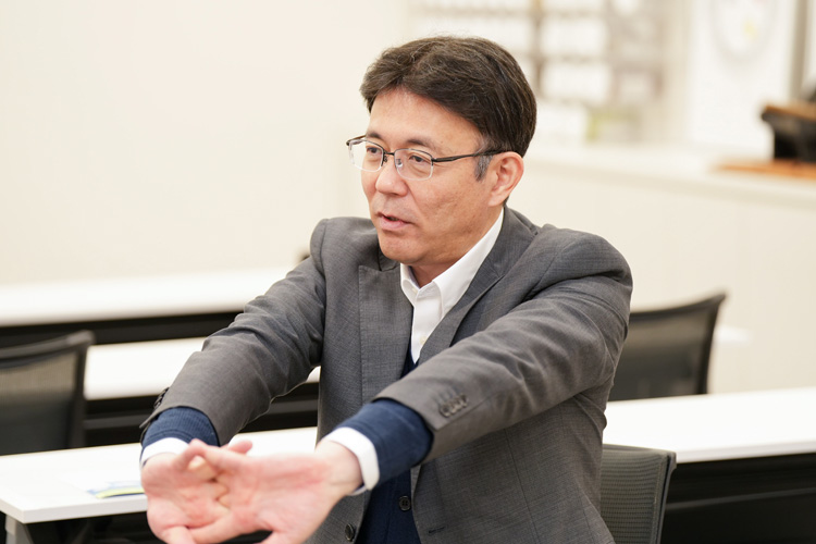 画像: 鈴木先生が毎晩入浴時に実践するというストレッチは、両手を組んで伸ばすもの。「中指には首のツボ、人さし指と薬指には腰のツボがあります。その二つを効率よくほぐせるのでおすすめです」（鈴木先生）