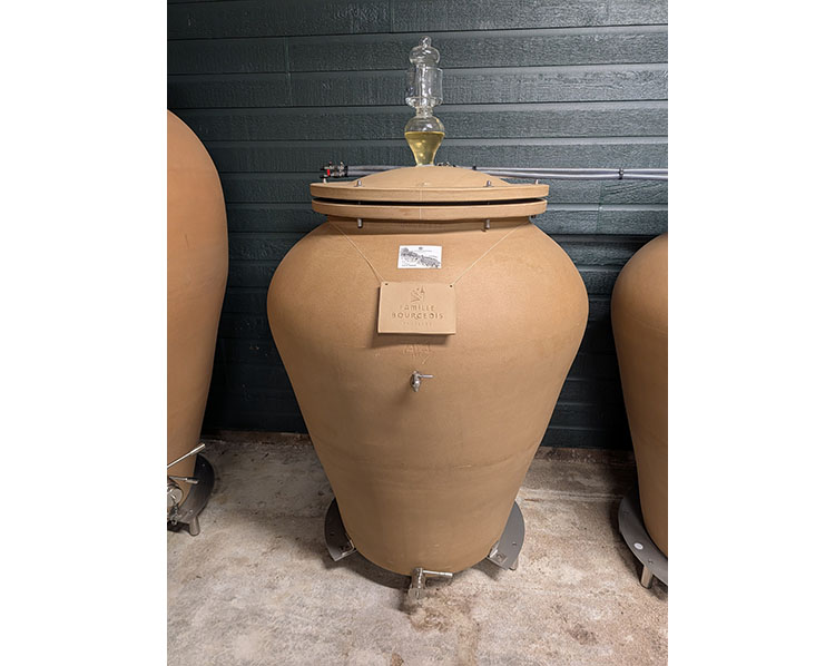 画像: テラコッタ（粘土）製のタンク。これはアンリ・ブルジョアのものですが、いくつものワイナリーで実験を兼ねて使用されていました