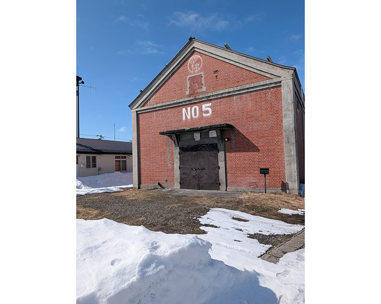 画像: ワイナリー前の様子です。例年だとこれくらいの雪解け模様は3月下旬に見られるのですが、今年は3月初旬でこんな感じです。まったく早いです