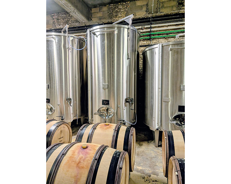 画像: ワイナリー内でのバレル・テイスティング（熟成中のワインをテイスティング）は、なかなか貴重な体験でした